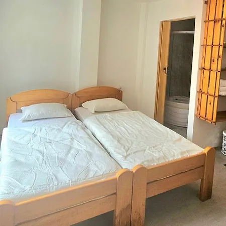 Small & Cute Downtown With Parking Apartman