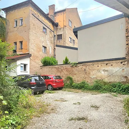 Apartament Small & Cute Downtown With Parking