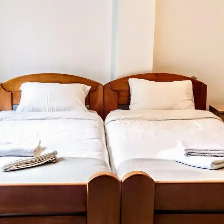 Small & Cute Downtown With Parking