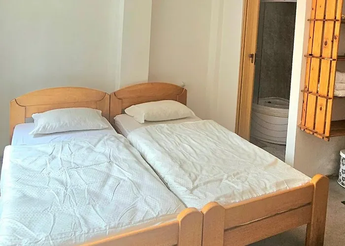 Small & Cute Downtown With Parking Apartman