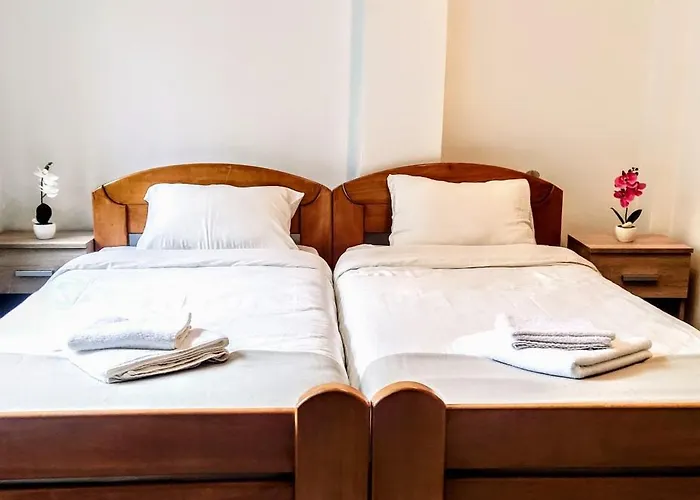 Small & Cute Downtown With Parking